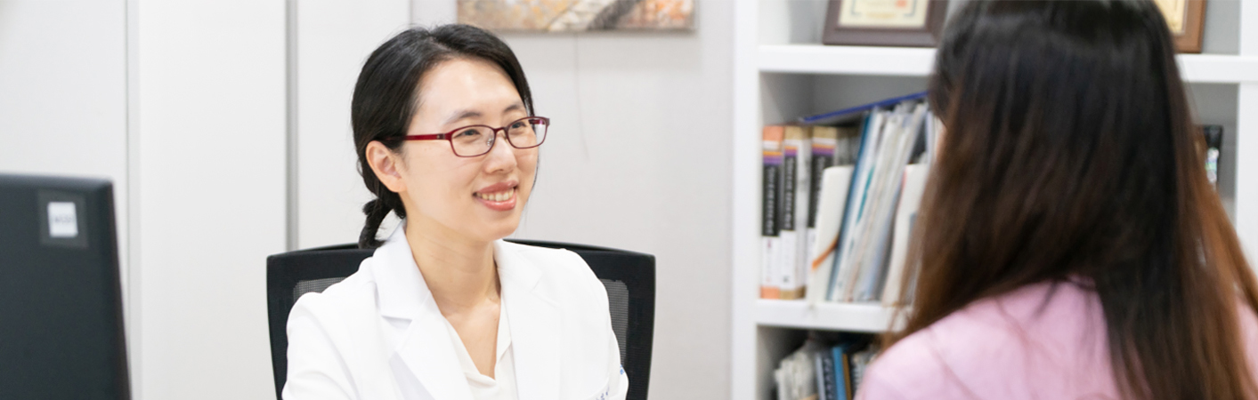 환자를 진료하는 성누가병원 한방과 의료진